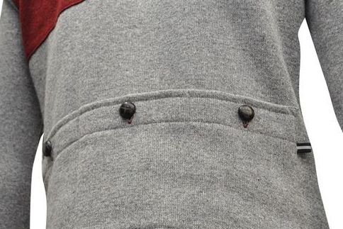 ポケットのボタンはクルミボタンがアクセントに。ポケットの右側はリフレクターで視認性も確保した