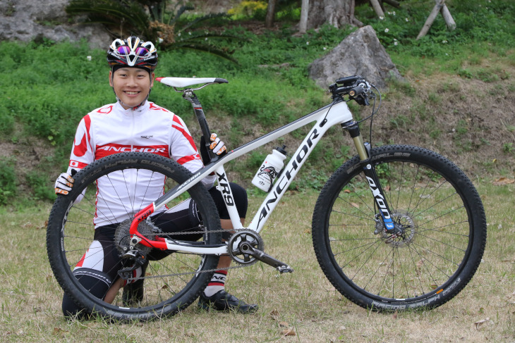 沢田時選手(ブリヂストンアンカー)と愛車のアンカー XR9
