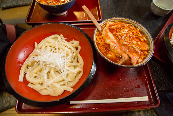 『強烈 大辛肉汁うどん』は、文字通り激辛！