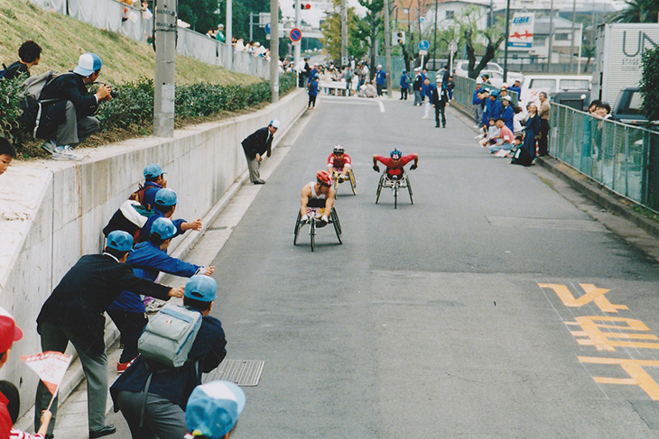1996年大分国際車いすマラソンを走る廣道純