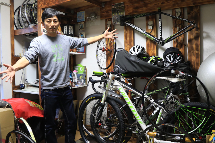 自宅（引っ越し準備中）の自転車部屋を案内してもらった。選手生活の全てが詰まった宝箱だそう