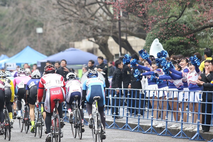 慶應、中央、東大の応援団がレースを盛り上げた