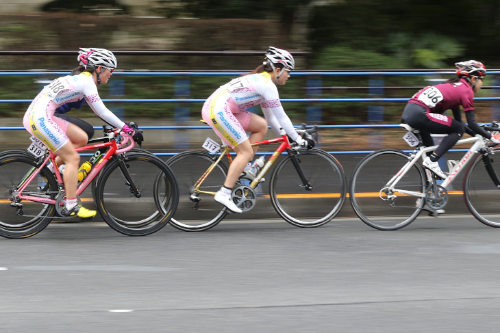 女子　集団内で走る（右から）合田祐美子（早稲田大学）、豊岡英子（パナソニックレディース）、坂口楓華（パナソニック  レディース）