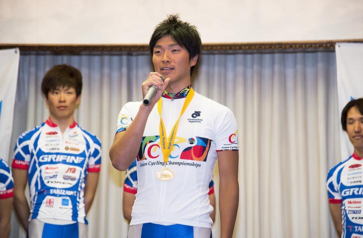 2月のアジア選手権で獲得したチャンピオンジャージと金メダルを披露する倉林拓和