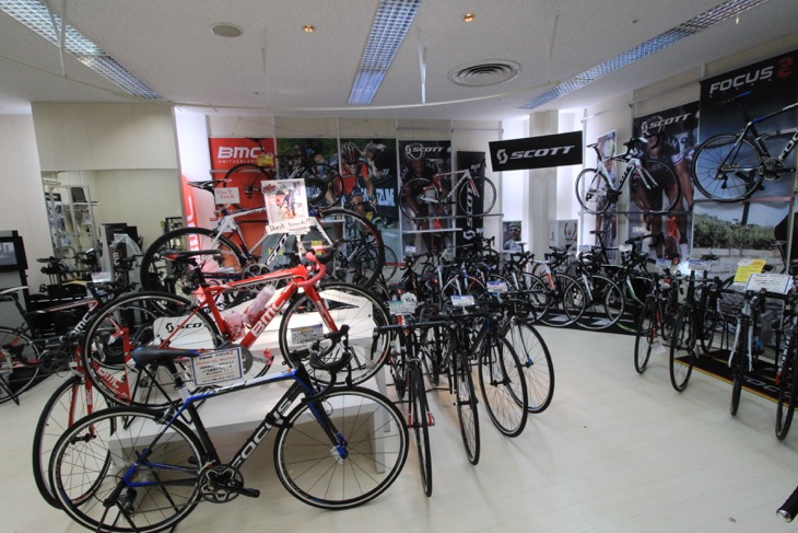 「ヨーロピアン・セレクトコーナー」 内部。BMCやスコットなど高級バイクが並び、フィッティングも受けられる