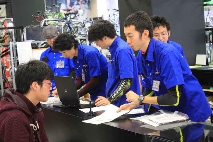 名古屋本館で接客に当たる店員たち。スタッフの数は10人から19人に増員された