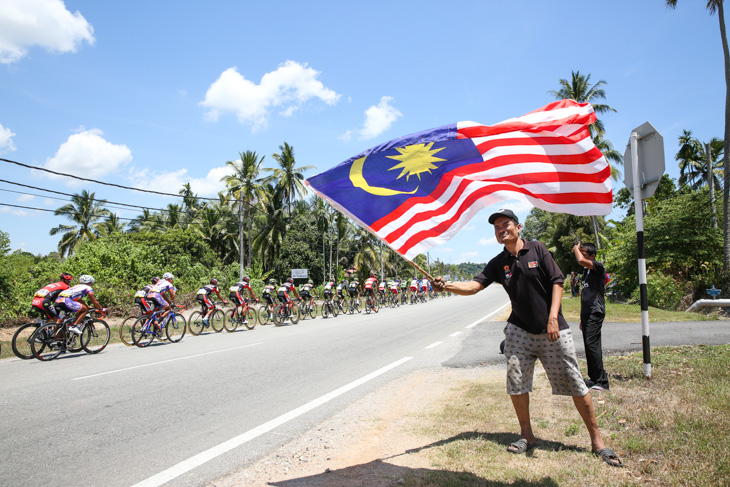 マレーシア国旗がマレーシアの太陽に照らされる