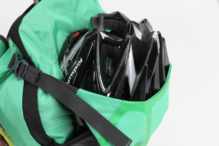 バッグ正面にはヘルメットホルダーも搭載されているため、輪行ツーリングの際に役に立ちそうだ