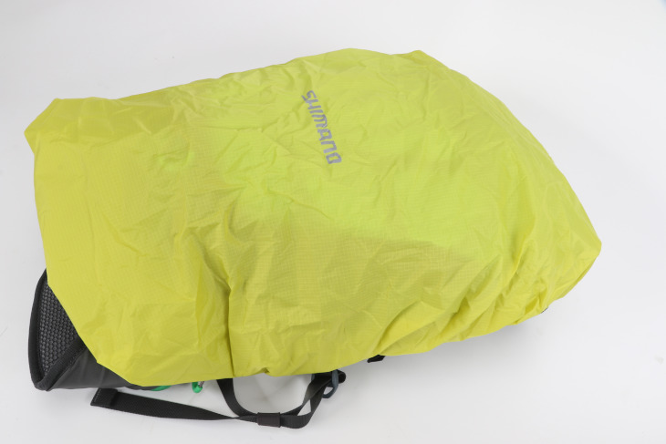 レインカバーが標準で装備されているため、突然雨に降られてもバッグへの浸水を防ぐことが可能だ