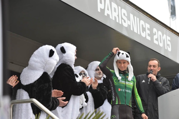 パンダに囲まれて出走サインをするブライアン・コカール（フランス、ユーロップカー）