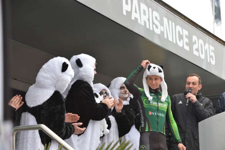パンダに囲まれて出走サインをするブライアン・コカール(フランス、ユーロップカー)