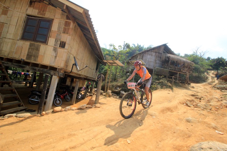 タイの山岳少数民族の住む一帯がコースになっているのだ