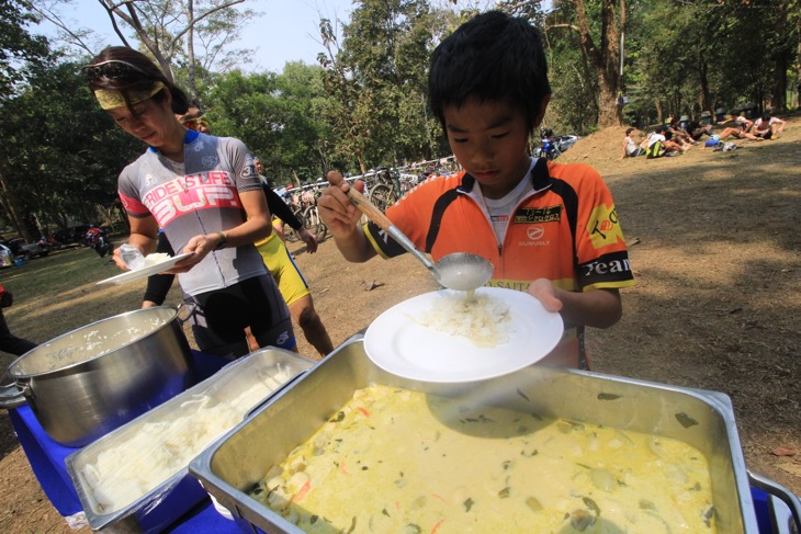 ランチはタイ料理のブッフェ。グリーンカレーが美味しそうだ