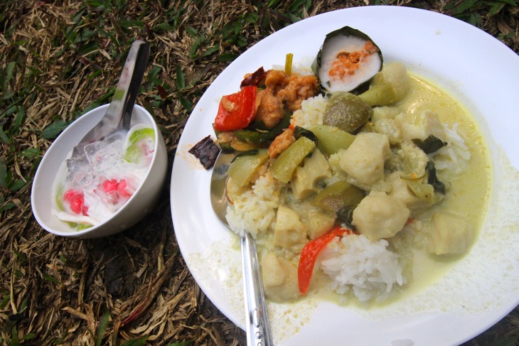 この日のランチのメインはグリーンカレー。爽やかな辛さがたまらない