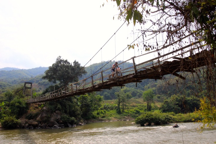 隙間だらけのボロボロの吊り橋で川を渡る。けっこうな恐怖体験だ