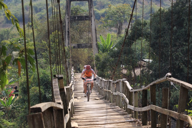 ガタガタ、ボロボロの吊り橋を渡る