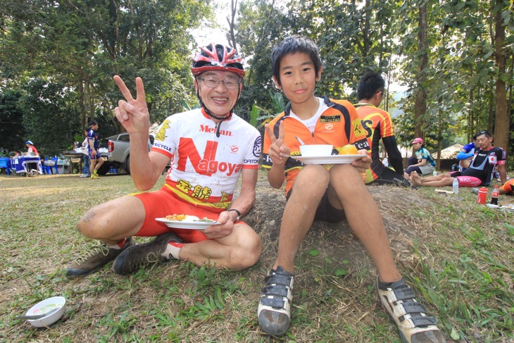 最高齢73歳のカトーサイクルの加藤さんと最年少10歳ながらインターナショナルクラスに出場・完走した綾野尋君（チームK）