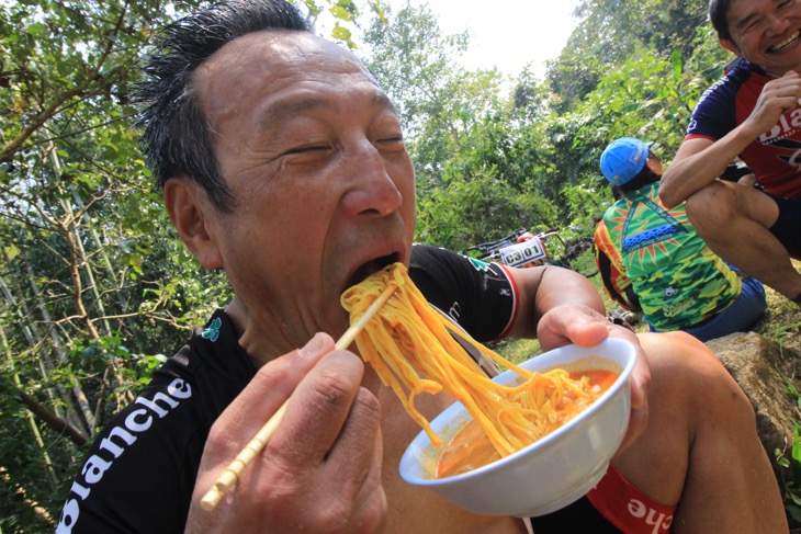 カオソイをずるっとすすれば、「ビール飲みたい〜!」