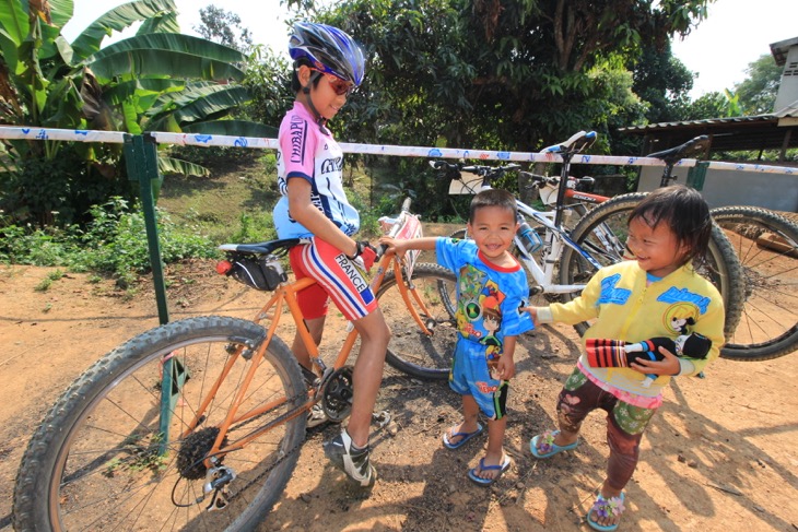 村の子供達が珍しい自転車の人を見つけて駆け寄ってくる