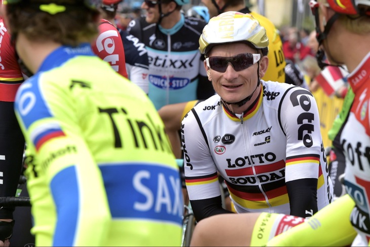 前日の優勝者であるアンドレ・グライペル(ドイツ、ロット・ソウダル)がスタートを待つ