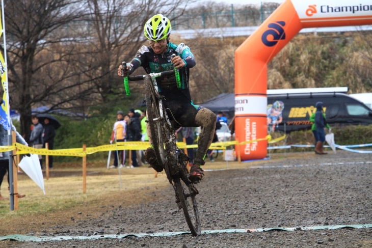C21位の藤田拓海(SNEL CYCLOCROSS TEAM)はウイリーでフィニッシュを切る