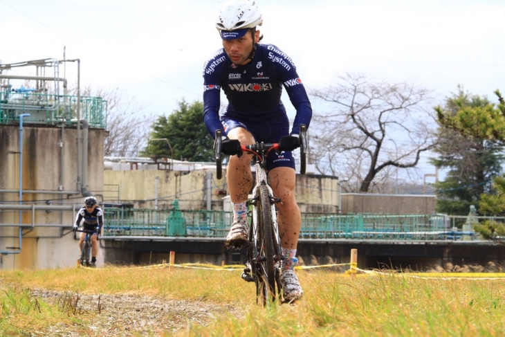 後続を引き離し走行する池本真也（和光機器）