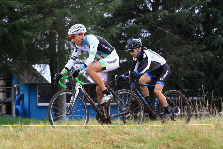 一進一退の攻防を繰り広げながら前を追う佐藤利英（Team CHAINRING、左）と齋藤朋寛（RIDELIFE GIANT、右）