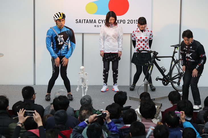 自転車芸人としてもお馴染みの小島よしおさん（左）らによるトークショーは多くのオーディエンスを集めた