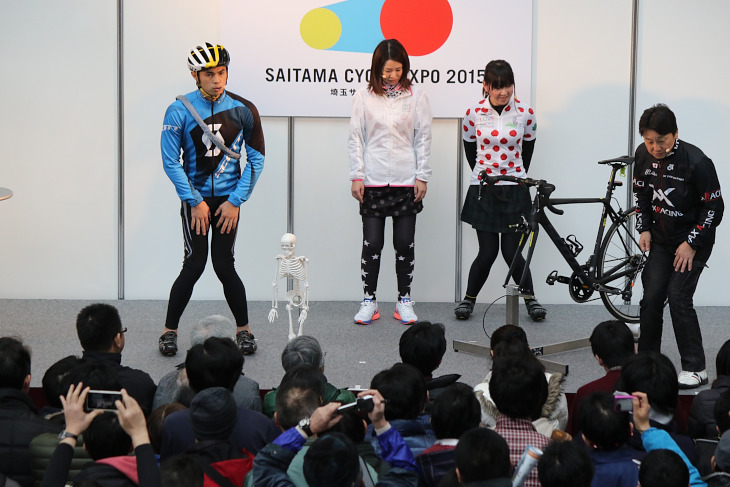 自転車芸人としてもお馴染みの小島よしおさん(左)らによるトークショーは多くのオーディエンスを集めた