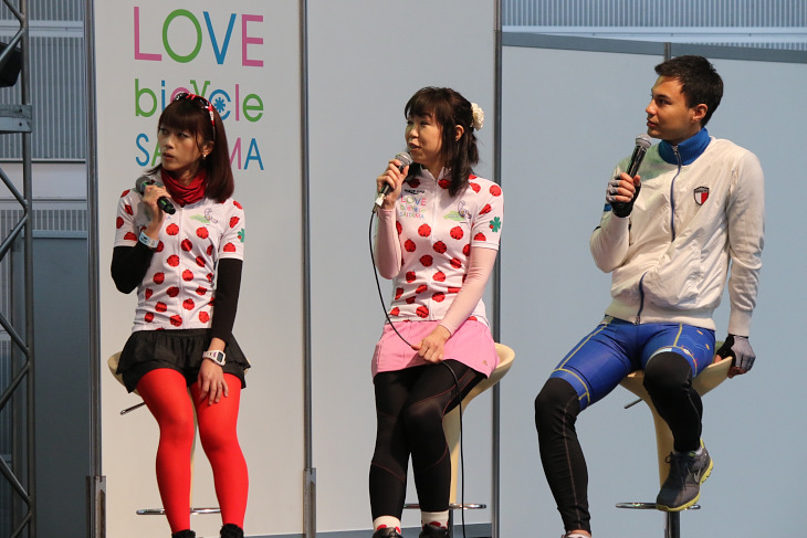 絹代さん(左)やタレントのユウジさん(右)らによるLOVE bicycle SITAMA PRステージ