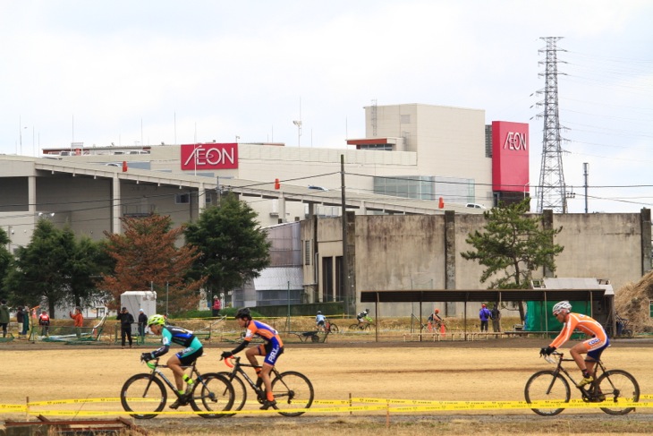 土浦の市街、ショッピングセンターの脇の公園がレースコースだ