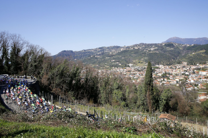 丘陵地帯を駆け抜け、ゴールのカシーナを目指すティレーノ～アドリアティコ第2ステージ