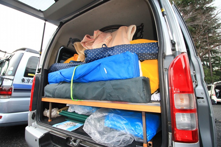 先輩がDIYで作ったという棚を使ってきれいに車内に収納している早稲田大学