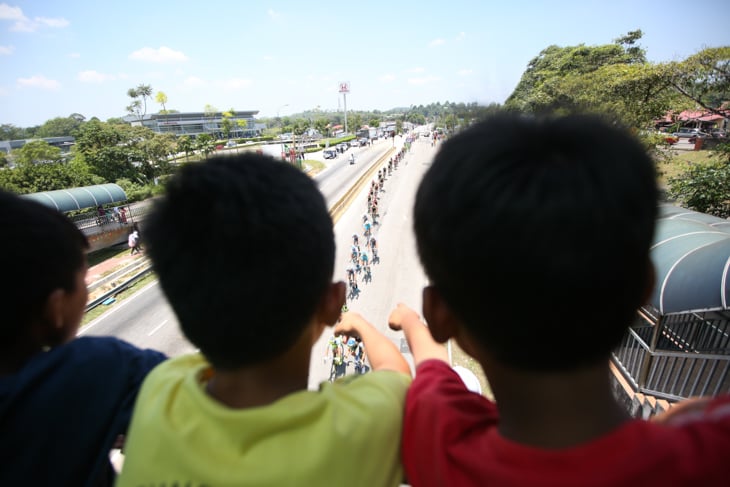 子供達がレースを見守る