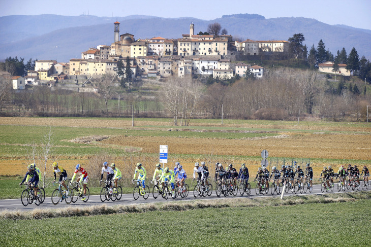 インディカトーレから東へと進んでいくティレーノ～アドリアティコ第4ステージ。