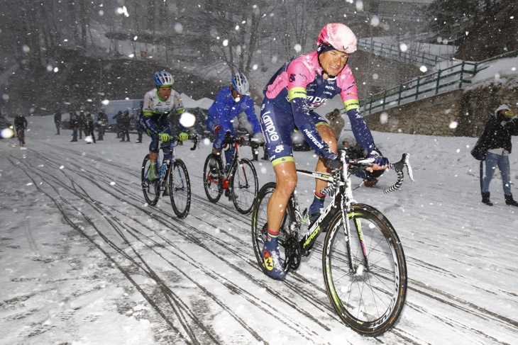 吹き付ける大雪に苦しむ選手たち