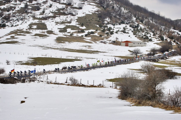 雪に覆われたテルミニッロを駆け上がるティレーノ〜アドリティコ第5ステージ