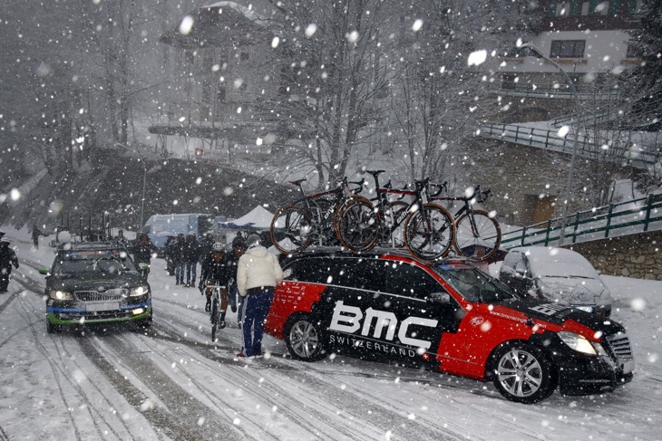 雪に足元をすくわれたチームカー