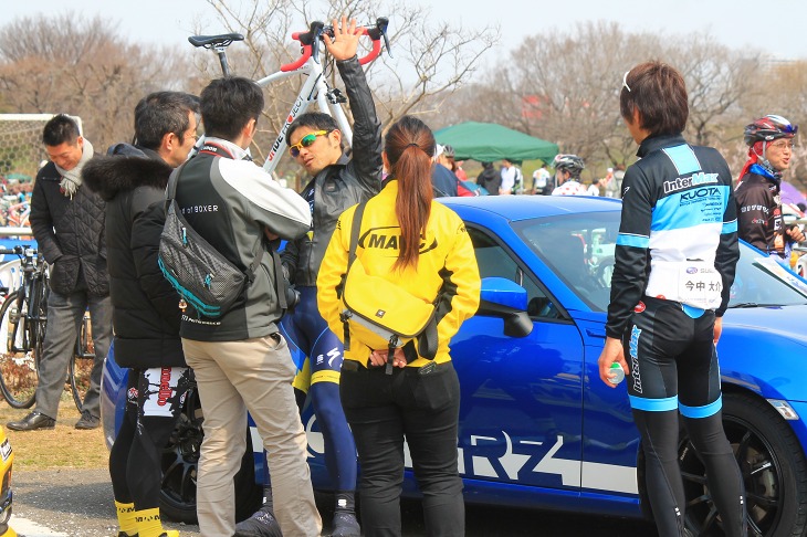 BRZの前で宮澤さんと今中さんらが車トーク中