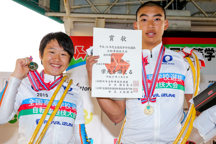 ポイントレース優勝の今村駿介（福岡・祐誠）と女子スクラッチ優勝の梶原悠未（埼玉・筑波大坂戸）