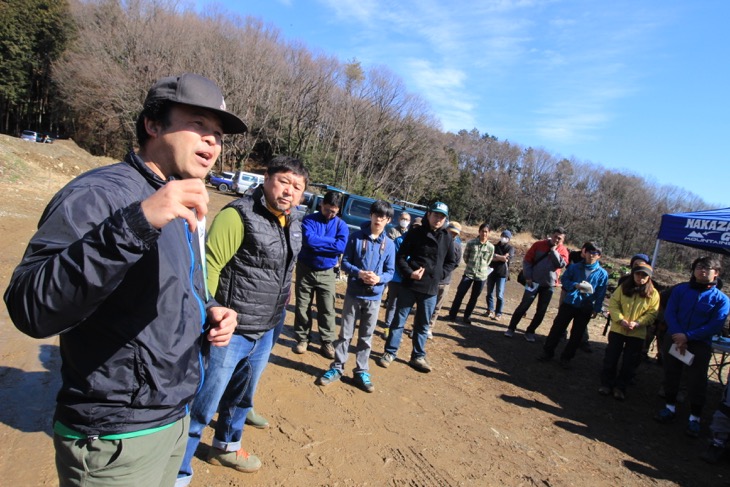 「東京都自然公園MTB利用自主ルール」冊子について説明する中沢清さん