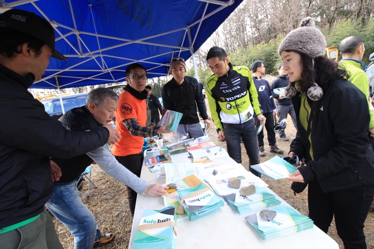 「東京都自然公園MTB利用自主ルール」冊子の配布の様子