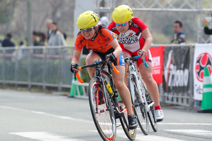 女子最終周回へ　2位の細谷夢菜（埼玉・浦和工）と3位古山稀絵（東京・昭和一学園）