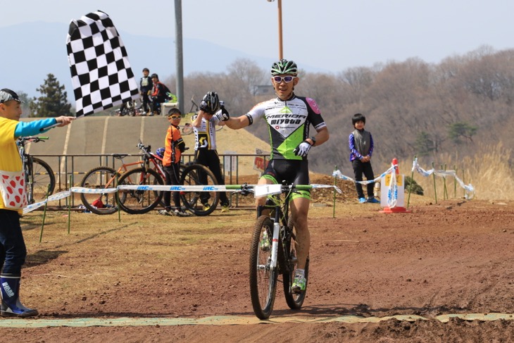 小野寺 健（MIYATA-MERIDA BIKING TEAM）が後続を大きく離して優勝