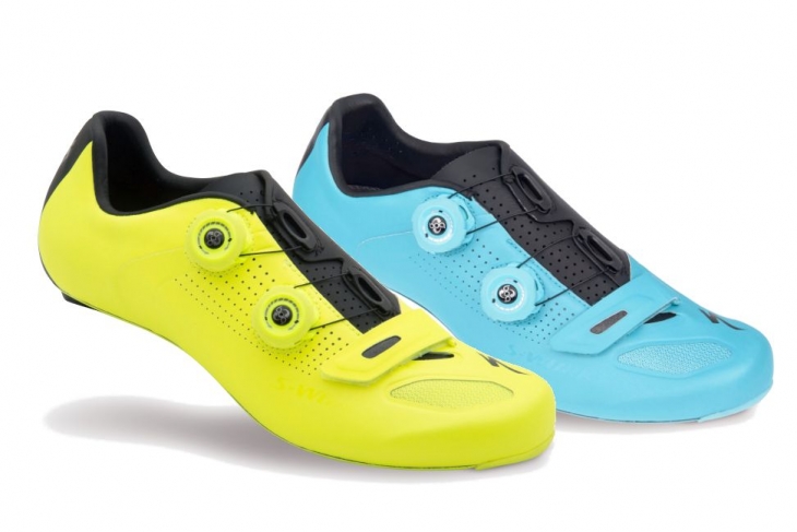 スペシャライズド S-WORKS ROAD SHOES TEAM COLOR（手前：チームイエロー/ブラック、奥：チームブルー/ブラック）