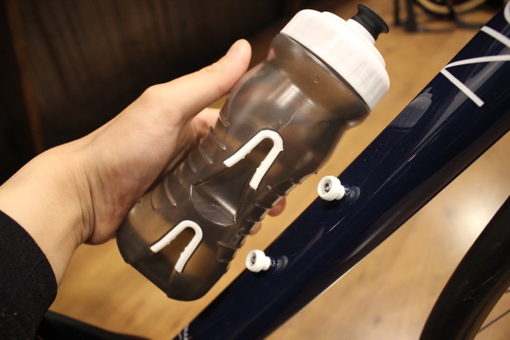 ケージの機能をボトルに一体化した新発想のウォーターボトル