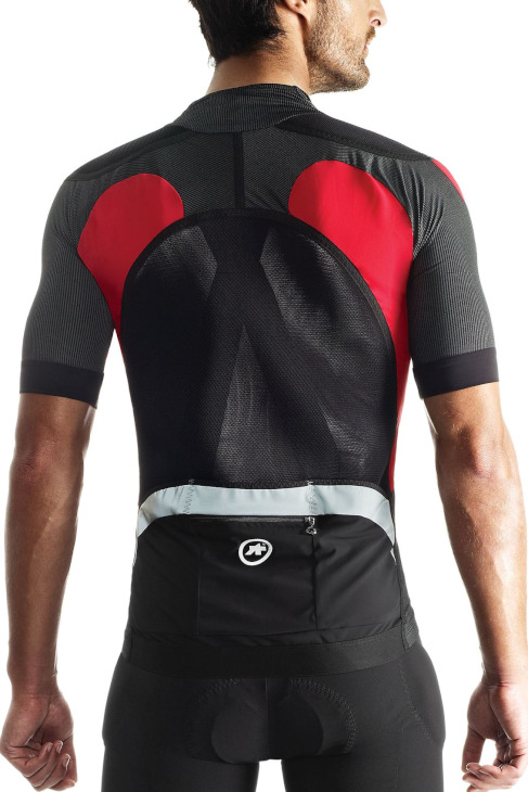 背面の大部分がメッシュとなっているアソス SS.Cape_Epic XC Jersey_Evo7(NationalRed)