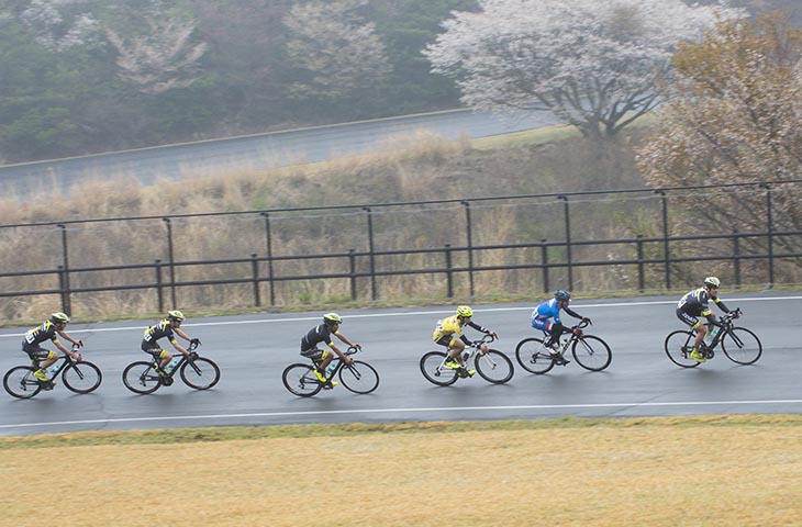 雨の中、桜咲くサイクルスポーツセンターで開催された伝統のチャレンジサイクルロードレース