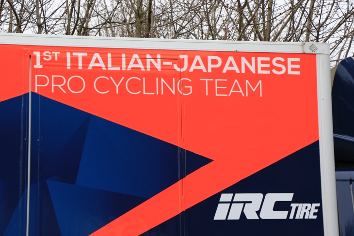 トラックには「1st ITALIAN JAPANESE PRO CYCLING TEAM」のスローガン