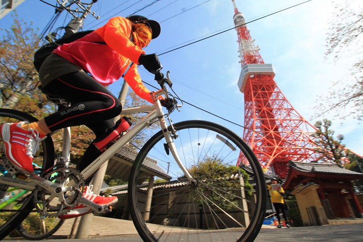 早速、東京タワーの下を走っていく